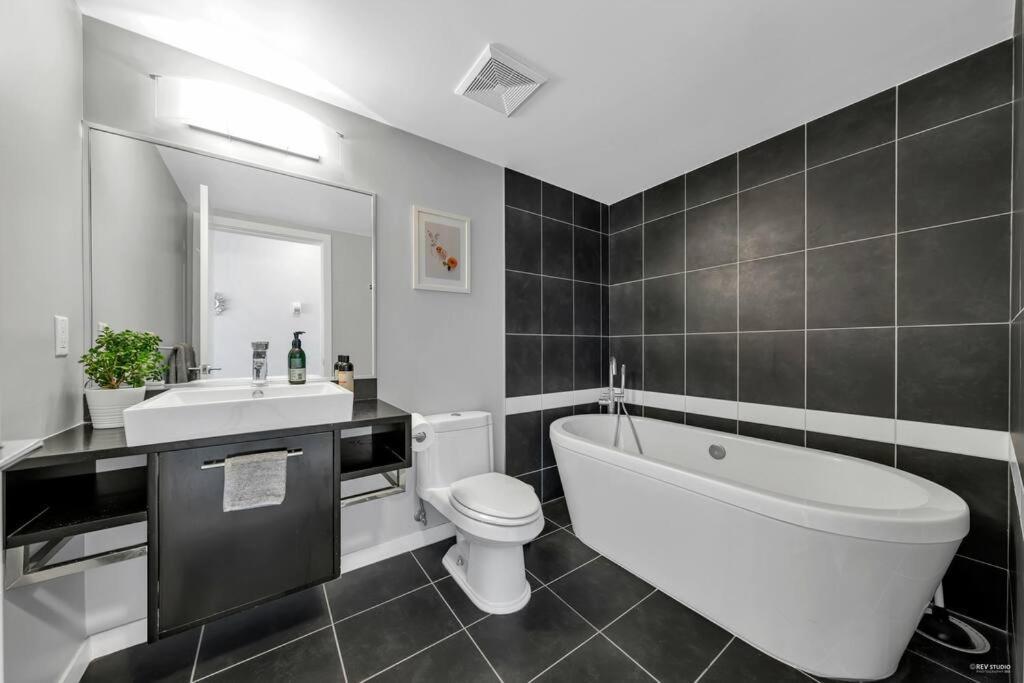 Spacious Dt 2-Bdr High-Rise With View, Pool, Gym Vancouver Esterno foto