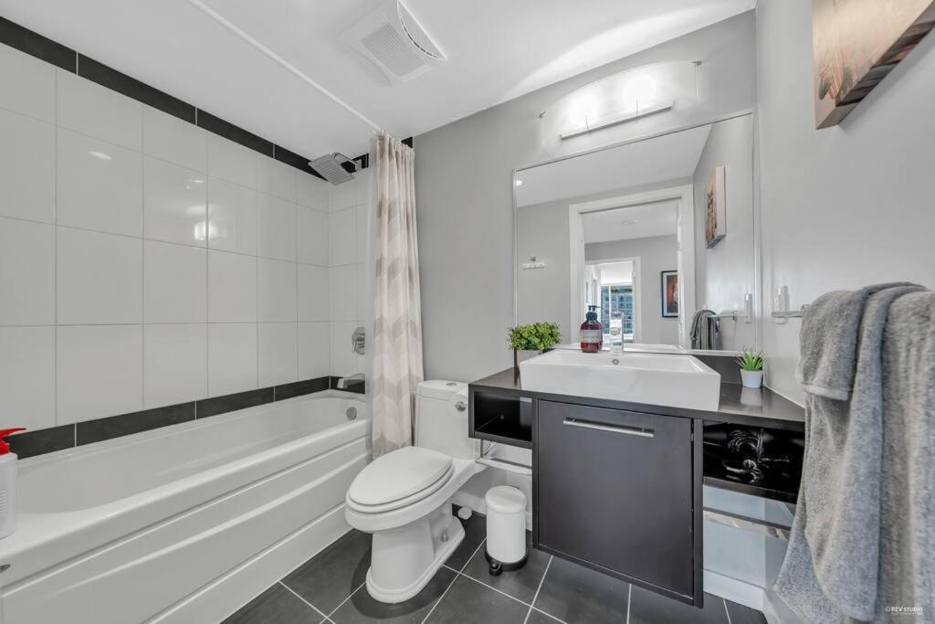 Spacious Dt 2-Bdr High-Rise With View, Pool, Gym Vancouver Esterno foto