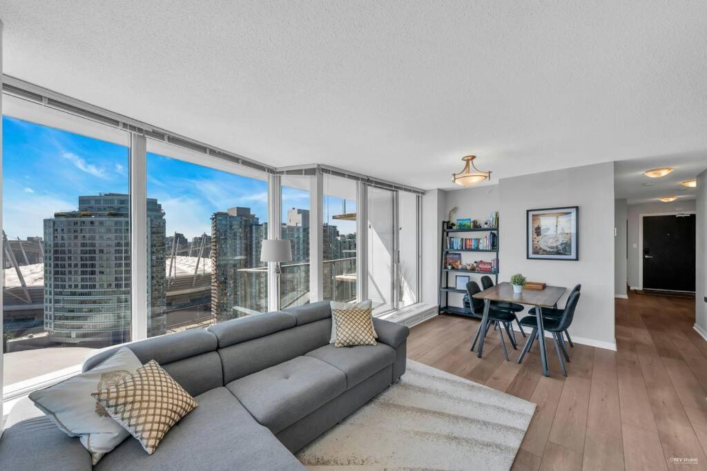 Spacious Dt 2-Bdr High-Rise With View, Pool, Gym Vancouver Esterno foto