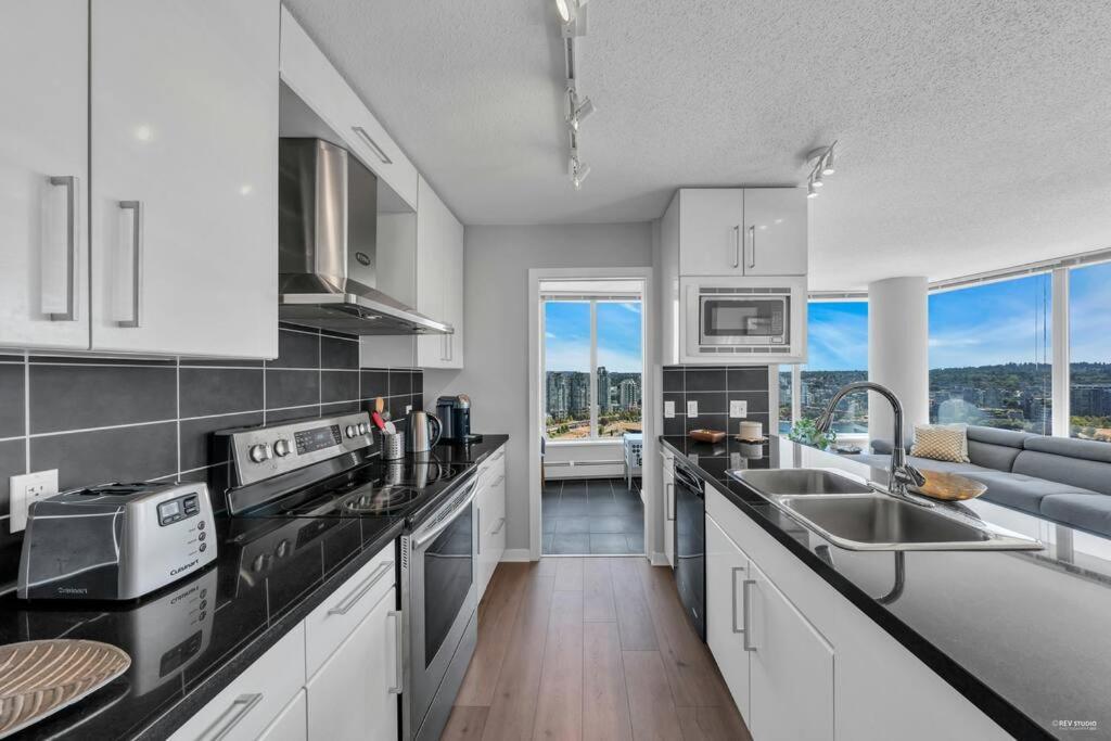 Spacious Dt 2-Bdr High-Rise With View, Pool, Gym Vancouver Esterno foto