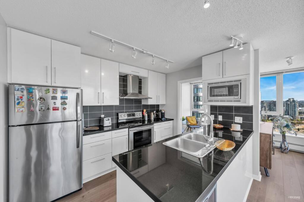 Spacious Dt 2-Bdr High-Rise With View, Pool, Gym Vancouver Esterno foto
