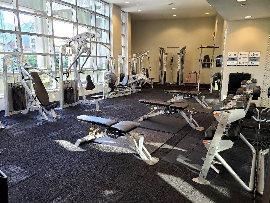 Spacious Dt 2-Bdr High-Rise With View, Pool, Gym Vancouver Esterno foto